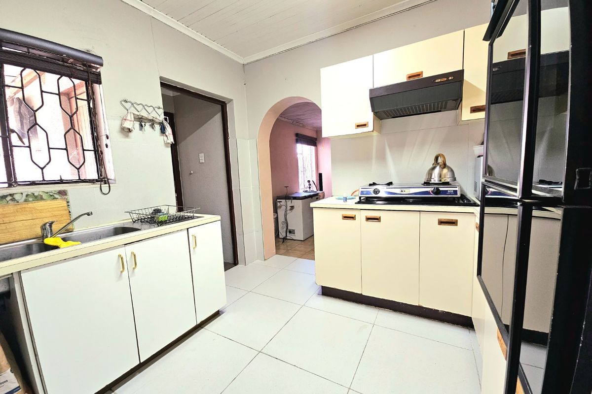 Three bedroom house situated on a 428 square metre plot - Photo 4