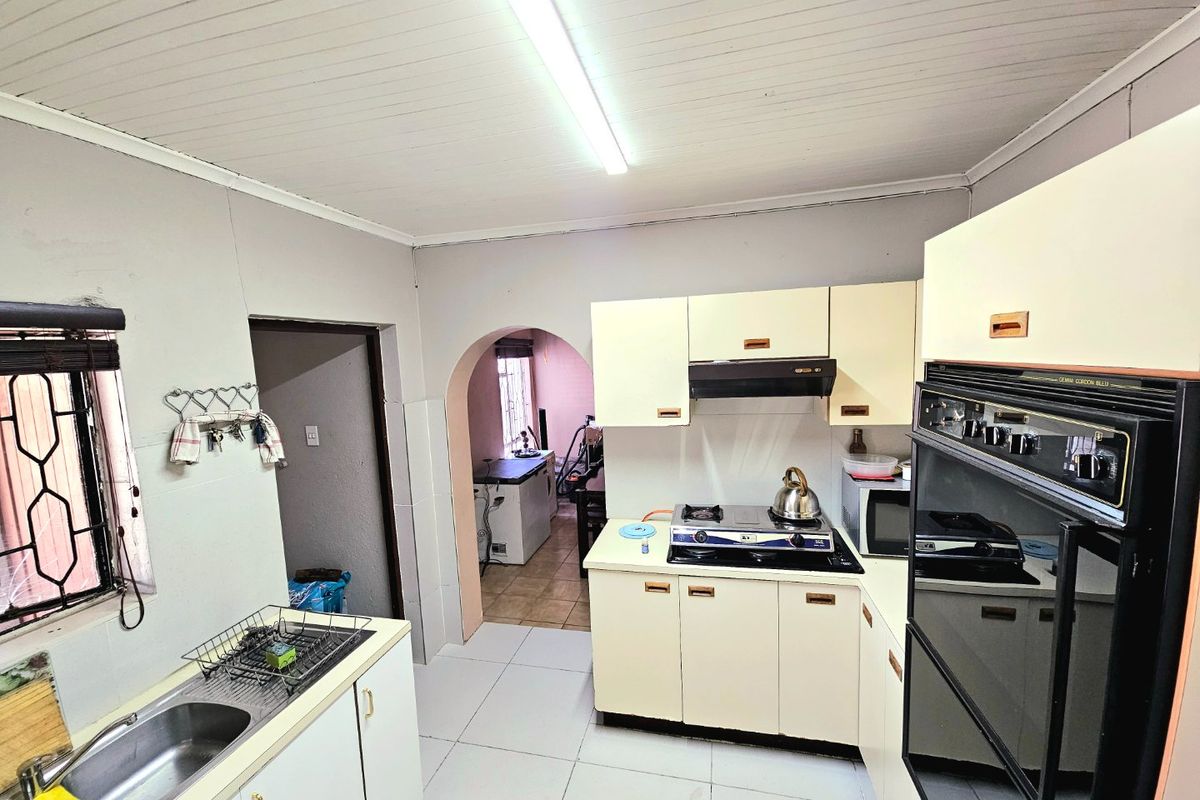 Three bedroom house situated on a 428 square metre plot - Photo 3