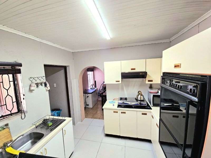Three bedroom house situated on a 428 square metre plot - Photo 3