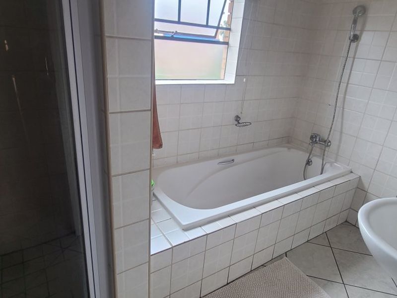 Stylish 1-Bedroom Apartment with Pool & Garage - Photo 4