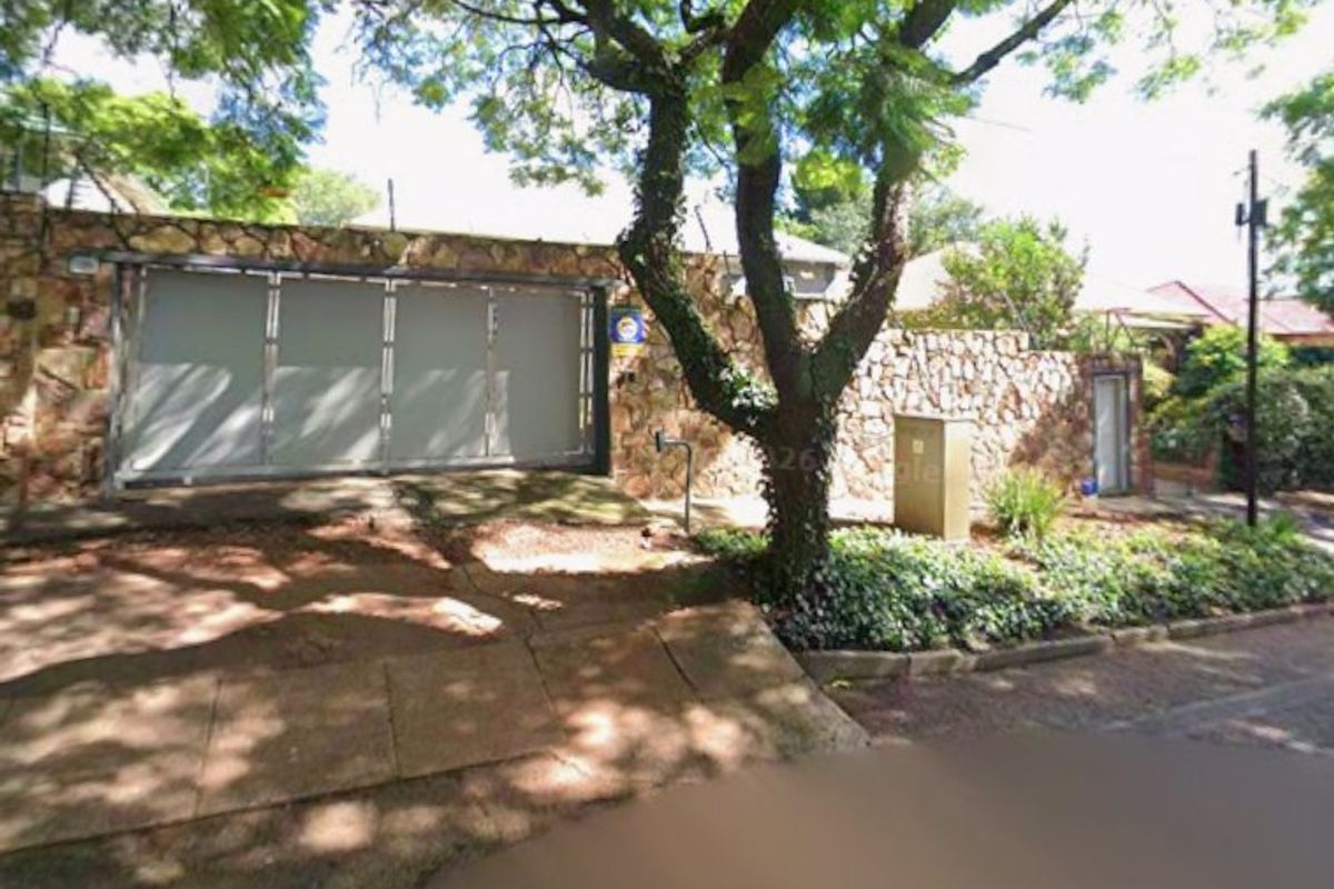 Spacious Family Home on 990 m2 Stand with Pool, Solar & Entertainment Room - Photo 3