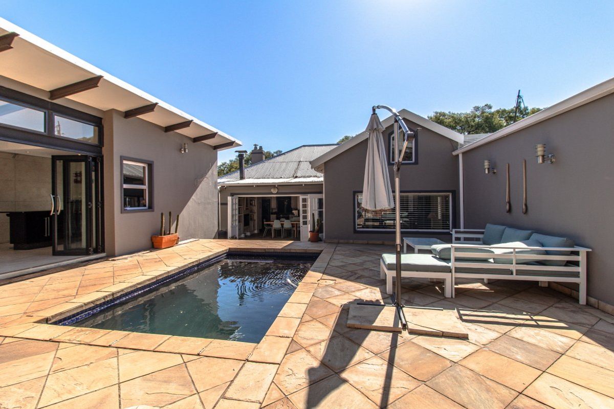 Spacious Family Home on 990 m2 Stand with Pool, Solar & Entertainment Room - Photo 2