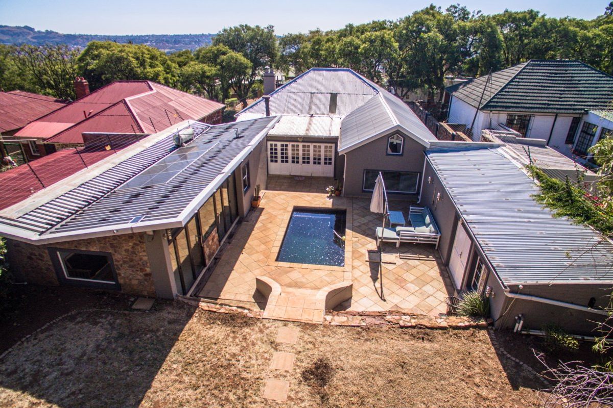 Spacious Family Home on 990 m2 Stand with Pool, Solar & Entertainment Room - Photo 4