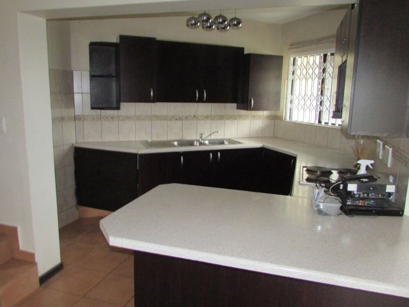 4 Bedroom home in secure complex  - Photo 4