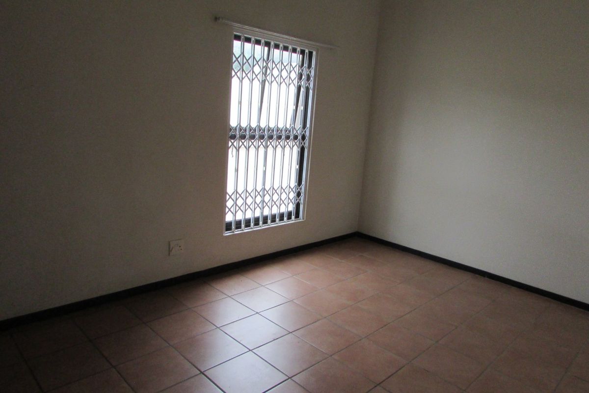 4 Bedroom home in secure complex  - Photo 3