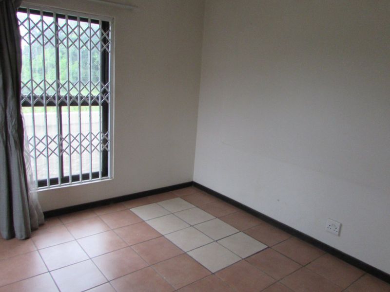 4 Bedroom home in secure complex  - Photo 8