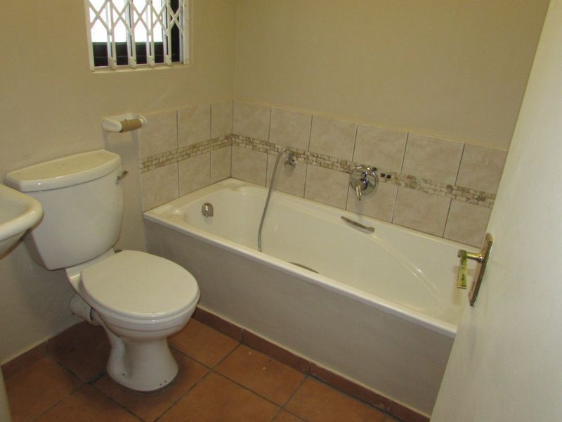 4 Bedroom home in secure complex  - Photo 7