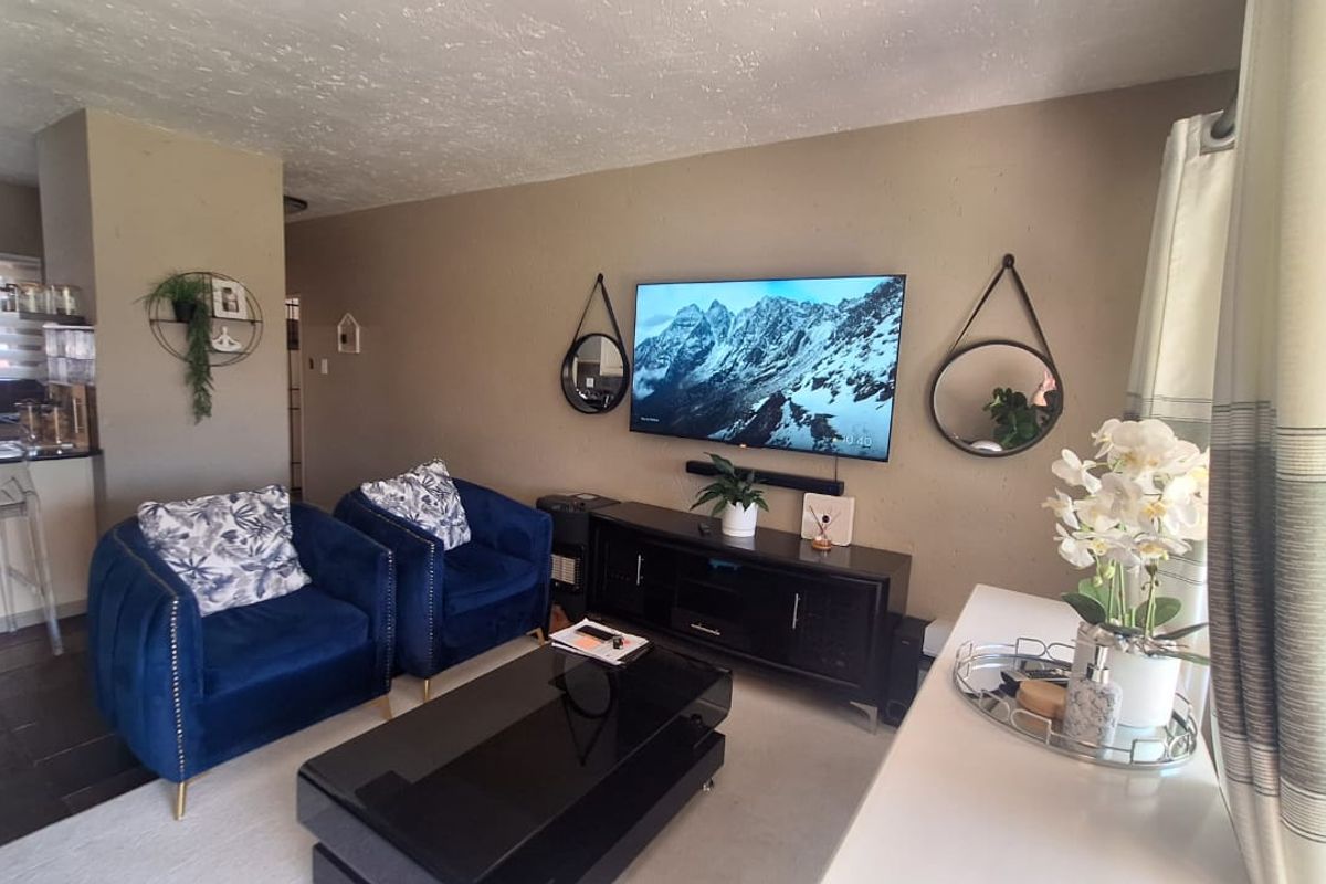 3 Bedroom Townhouse for sale  in Weltevreden Park . - Photo 2