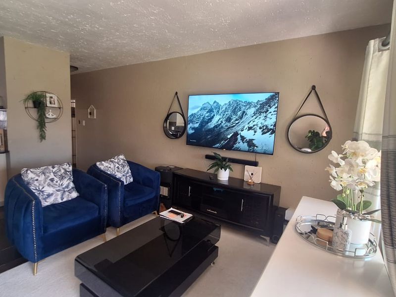 3 Bedroom Townhouse for sale  in Weltevreden Park . - Photo 2