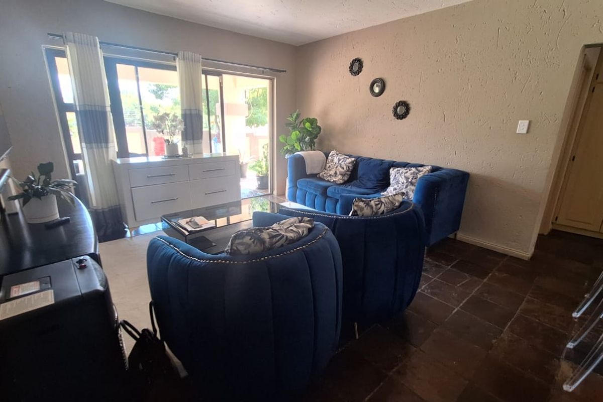 3 Bedroom Townhouse for sale  in Weltevreden Park . - Photo 4