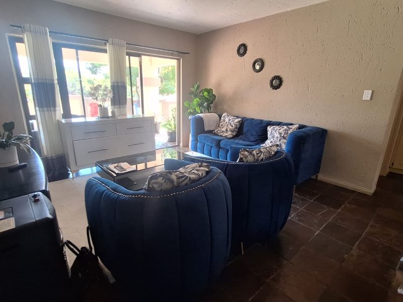 3 Bedroom Townhouse for sale  in Weltevreden Park . - Photo 4