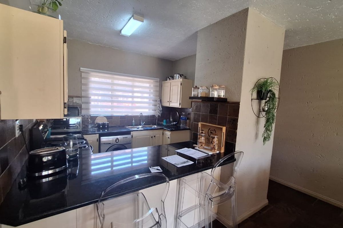 3 Bedroom Townhouse for sale  in Weltevreden Park . - Photo 5