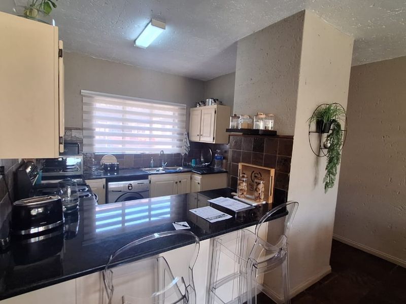 3 Bedroom Townhouse for sale  in Weltevreden Park . - Photo 5