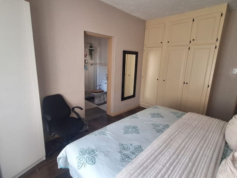 3 Bedroom Townhouse for sale  in Weltevreden Park . - Photo 10