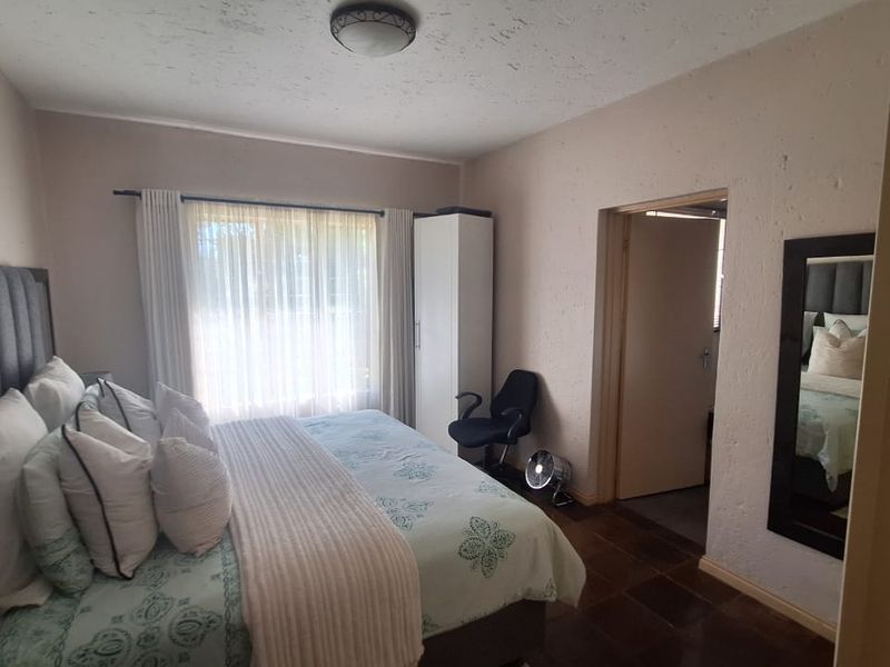 3 Bedroom Townhouse for sale  in Weltevreden Park . - Photo 8