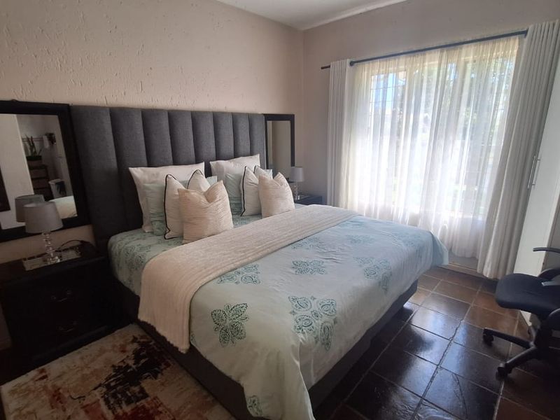 3 Bedroom Townhouse for sale  in Weltevreden Park . - Photo 9