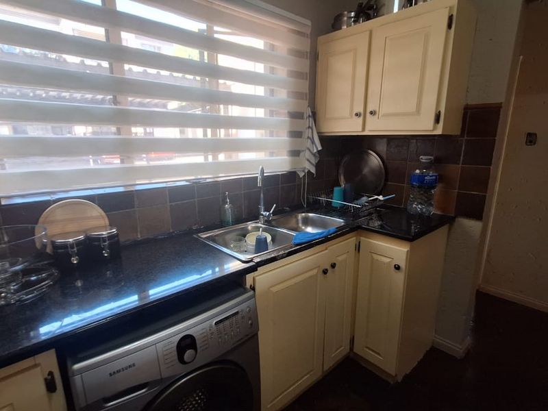 3 Bedroom Townhouse for sale  in Weltevreden Park . - Photo 7