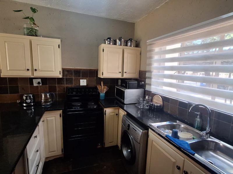 3 Bedroom Townhouse for sale  in Weltevreden Park . - Photo 6