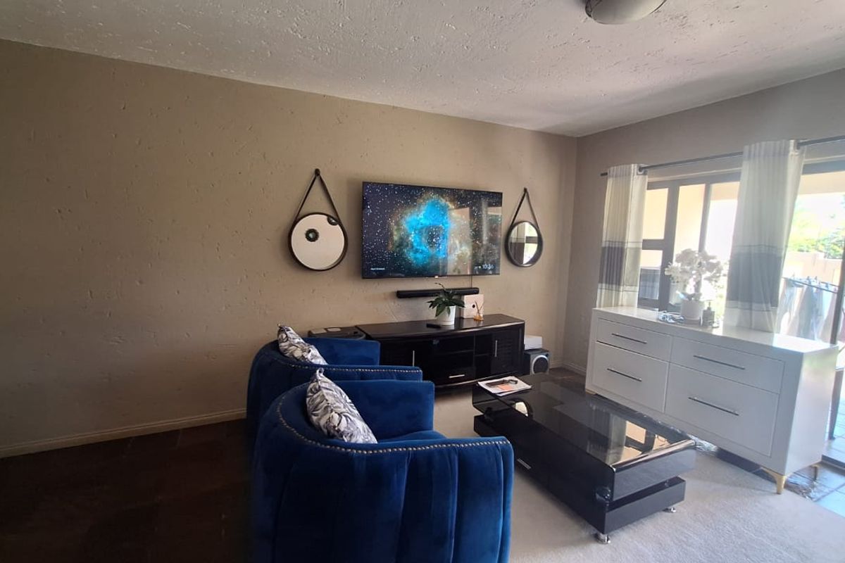 3 Bedroom Townhouse for sale  in Weltevreden Park . - Photo 3