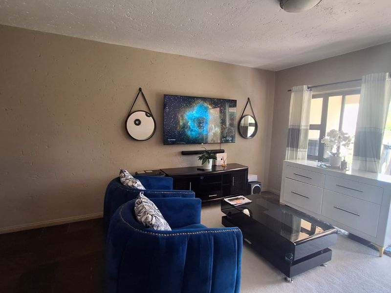 3 Bedroom Townhouse for sale  in Weltevreden Park . - Photo 3