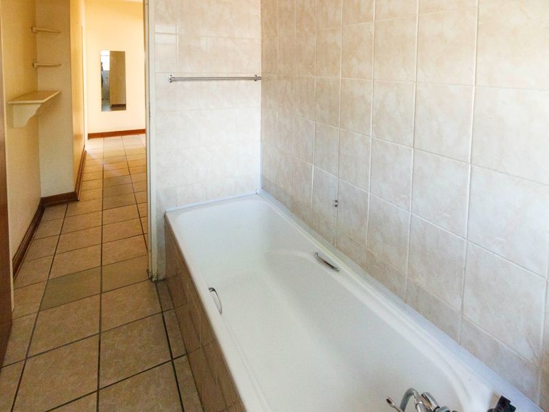 Spacious 3 Bedroom Apartment in Florida Hills - Photo 5