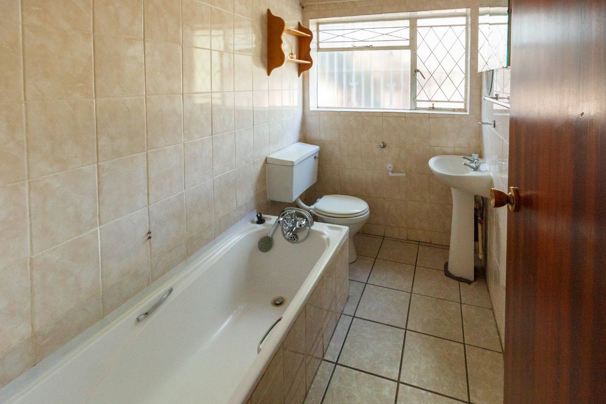 Spacious 3 Bedroom Apartment in Florida Hills - Photo 4