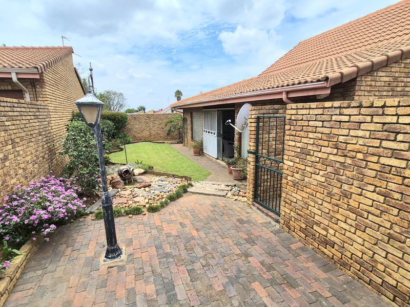 Stunning Low maintenance Free standing Corner Unit in Secure Complex! - Photo 2