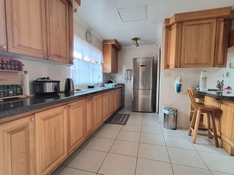 Stunning Low maintenance Free standing Corner Unit in Secure Complex! - Photo 9