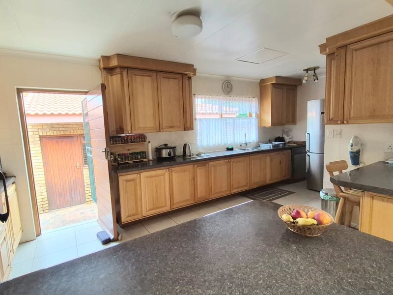 Stunning Low maintenance Free standing Corner Unit in Secure Complex! - Photo 8