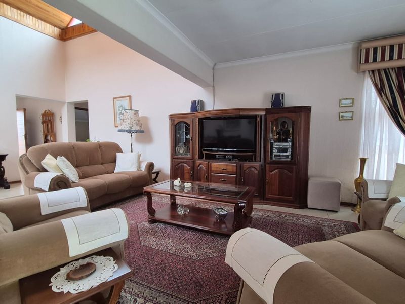 Stunning Low maintenance Free standing Corner Unit in Secure Complex! - Photo 7