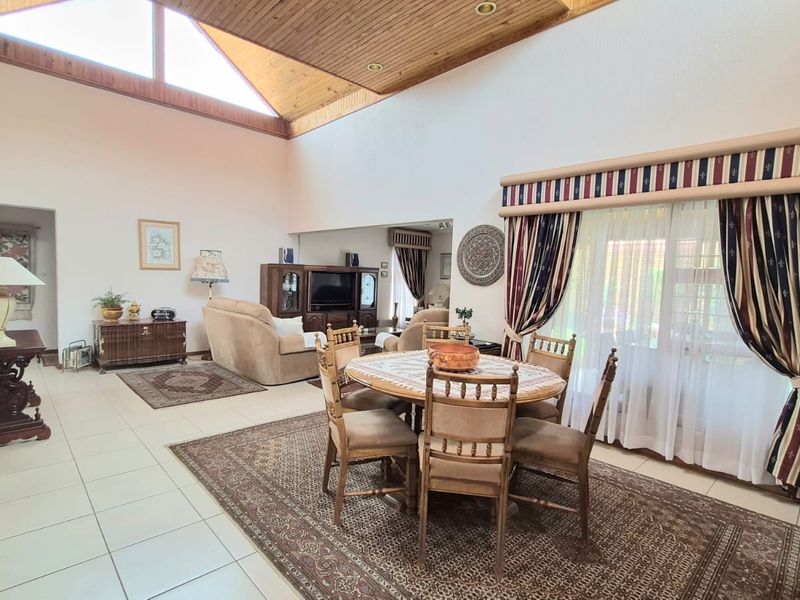 Stunning Low maintenance Free standing Corner Unit in Secure Complex! - Photo 6