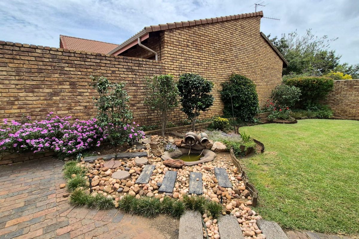 Stunning Low maintenance Free standing Corner Unit in Secure Complex! - Photo 3