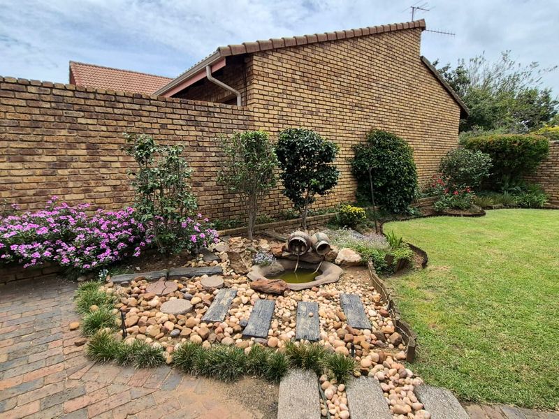 Stunning Low maintenance Free standing Corner Unit in Secure Complex! - Photo 3