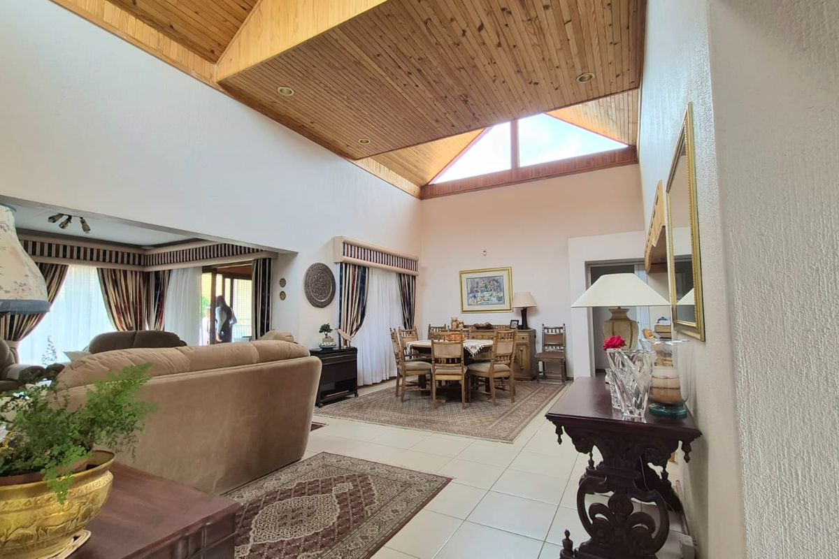 Stunning Low maintenance Free standing Corner Unit in Secure Complex! - Photo 5