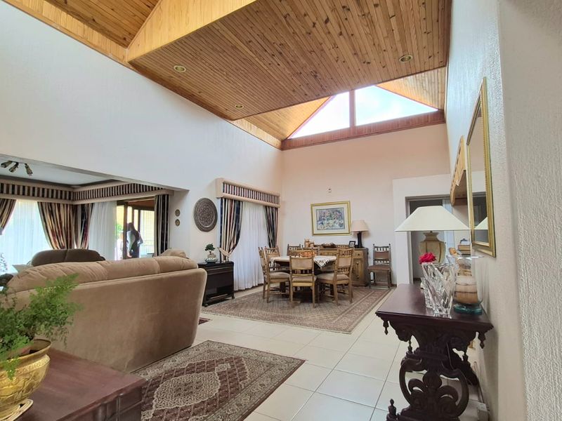 Stunning Low maintenance Free standing Corner Unit in Secure Complex! - Photo 5