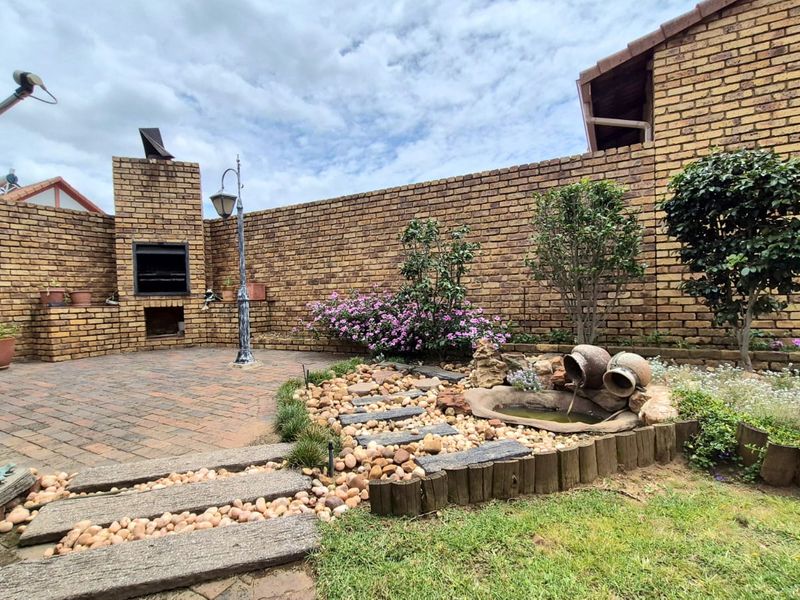 Stunning Low maintenance Free standing Corner Unit in Secure Complex! - Photo 4