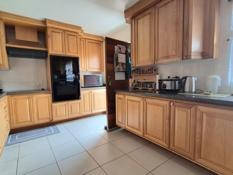 Stunning Low maintenance Free standing Corner Unit in Secure Complex! - Photo 10