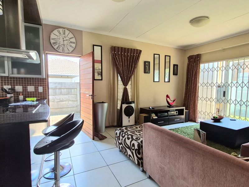 Perfect 2-Bedroom Pet friendly home in a prime Location of Amorosa. - Photo 3