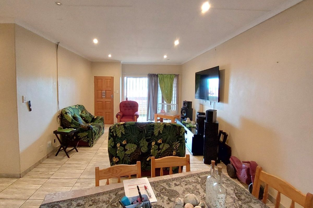 Townhouse in Secure Complex Brits NW - Photo 4