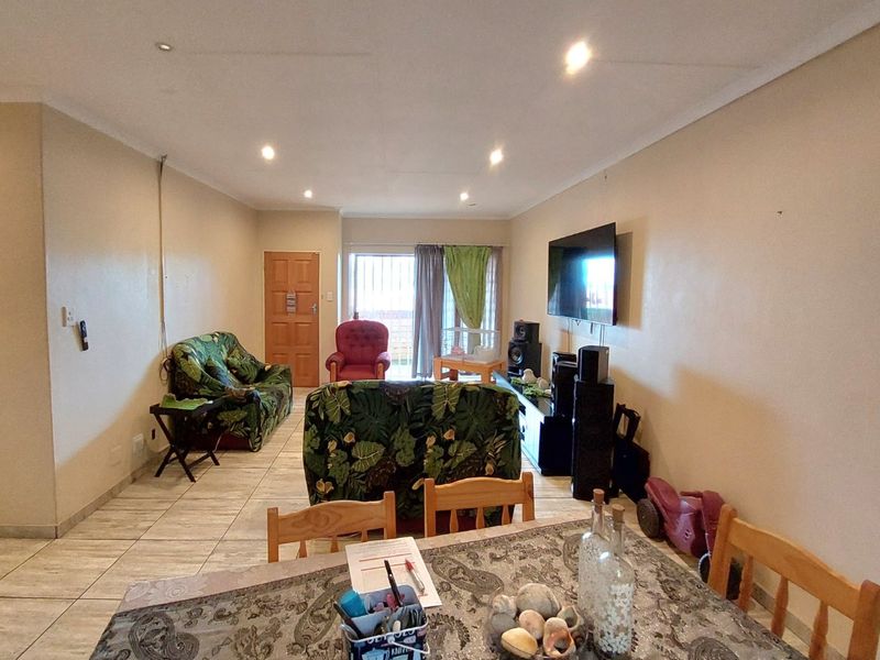 Townhouse in Secure Complex Brits NW - Photo 4