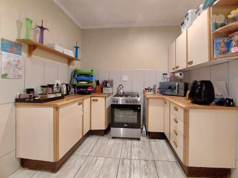 Townhouse in Secure Complex Brits NW - Photo 6