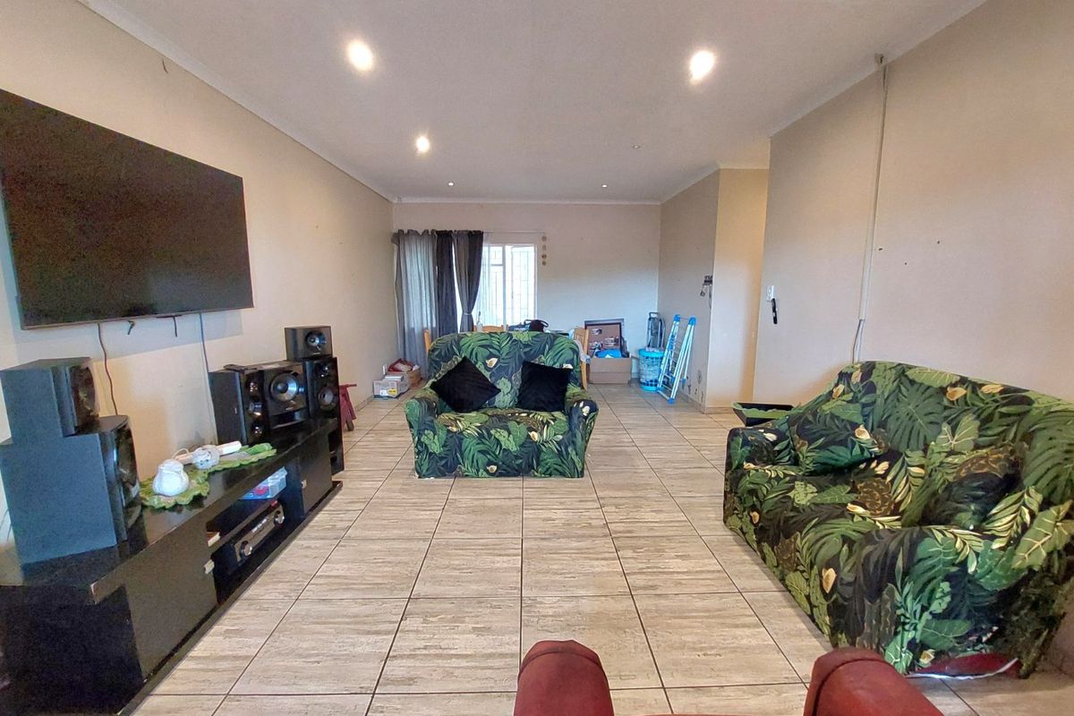 Townhouse in Secure Complex Brits NW - Photo 3