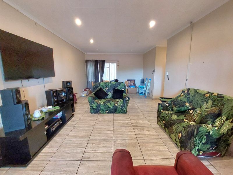 Townhouse in Secure Complex Brits NW - Photo 3