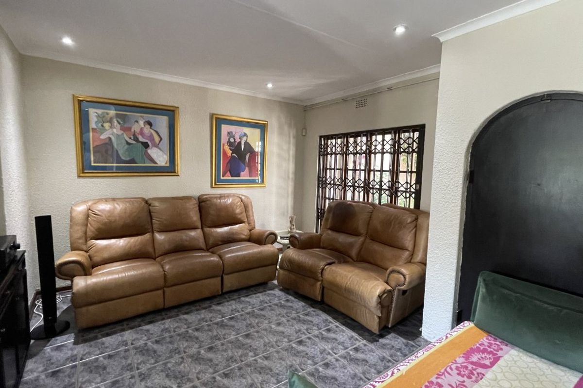 Elegant Family Living with Space and Comfort  - Photo 4