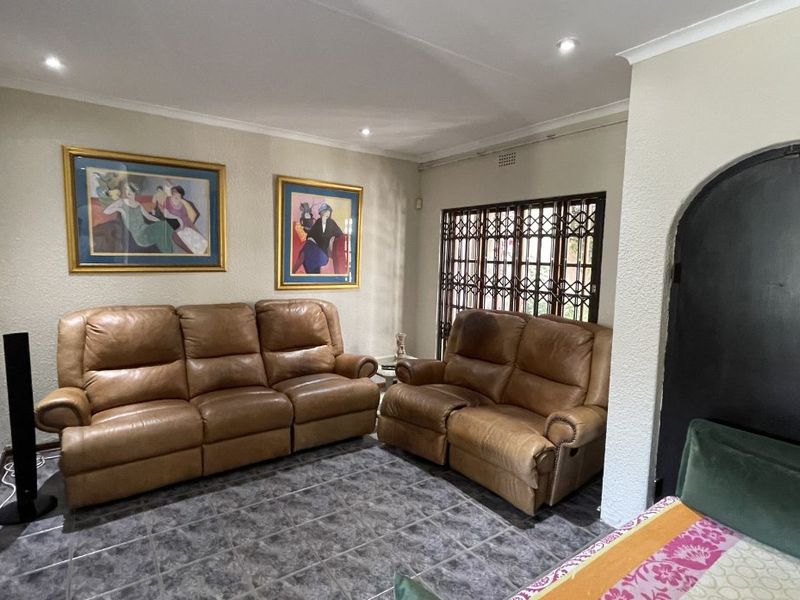 Elegant Family Living with Space and Comfort  - Photo 4