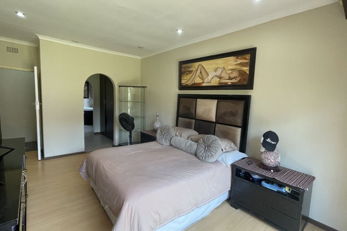 Elegant Family Living with Space and Comfort  - Photo 3