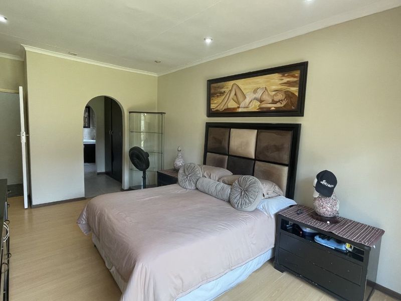 Elegant Family Living with Space and Comfort  - Photo 3