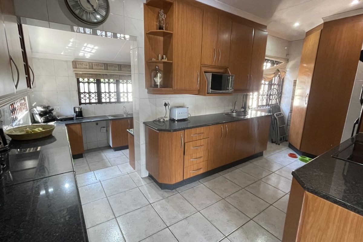 Elegant Family Living with Space and Comfort  - Photo 5