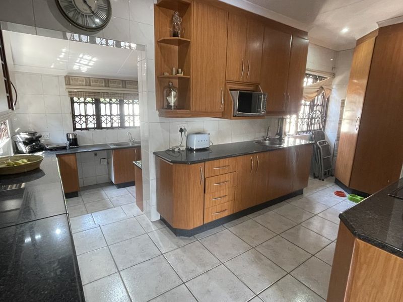 Elegant Family Living with Space and Comfort  - Photo 5