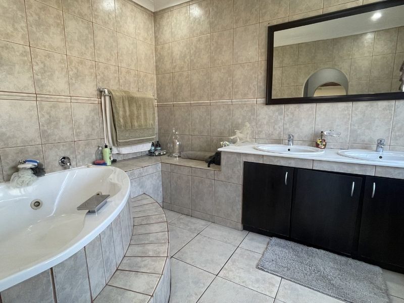 Elegant Family Living with Space and Comfort  - Photo 10